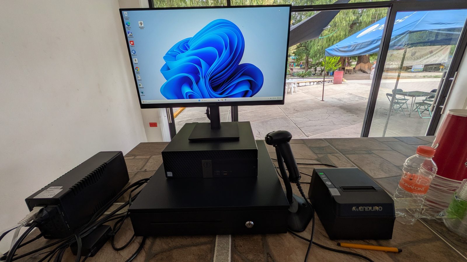 Punto de venta conectado a la red instalada por Yalla Vision en el mostrador de un local
